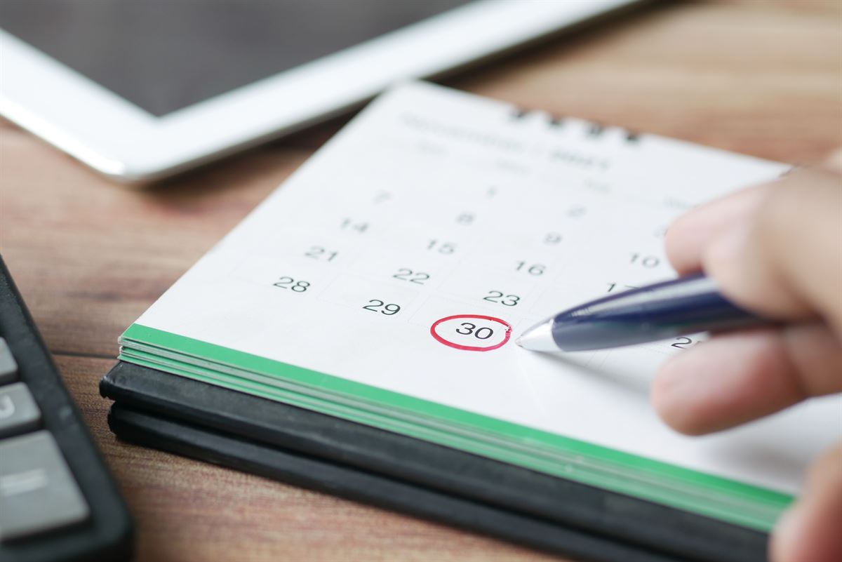 Un calendario con una scadenza cerchiata in rosso